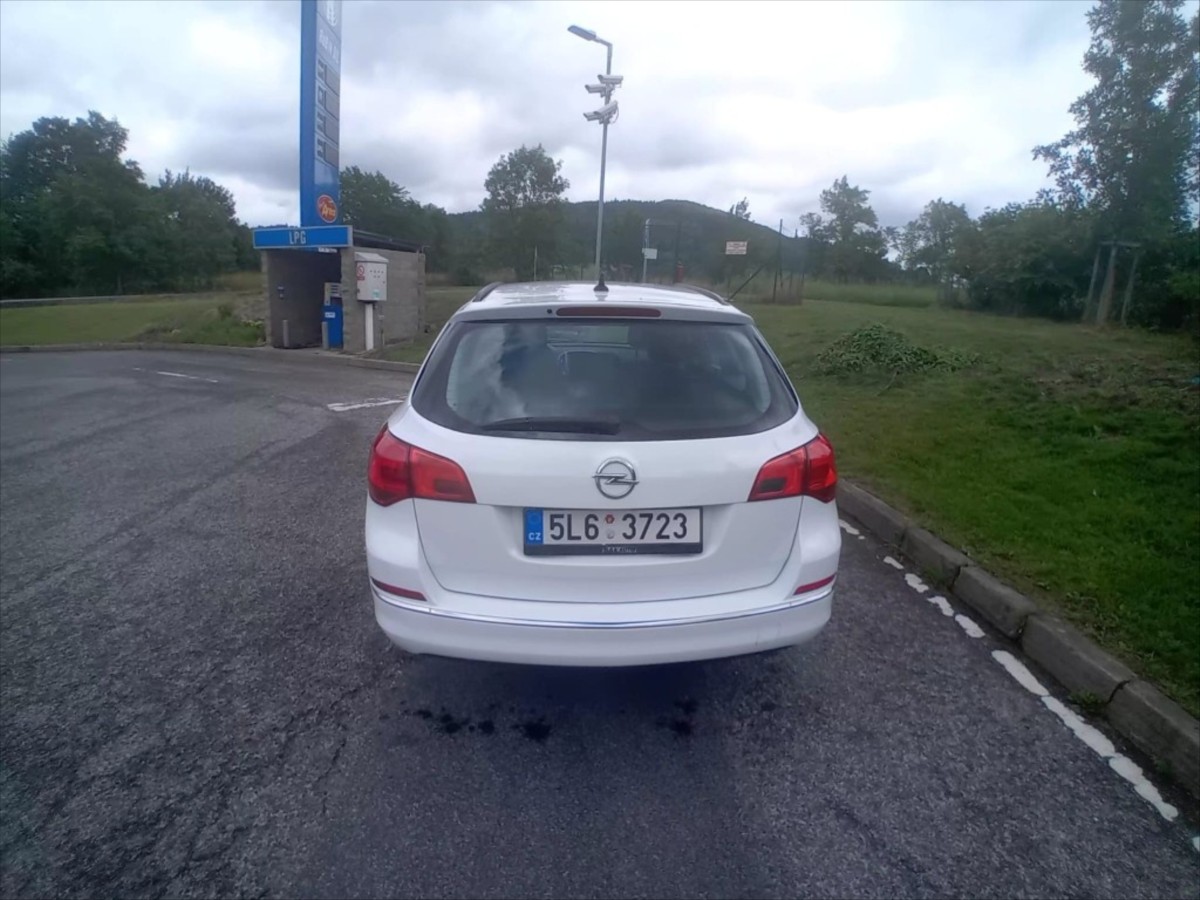 opel-astra-sports-tourer - 2