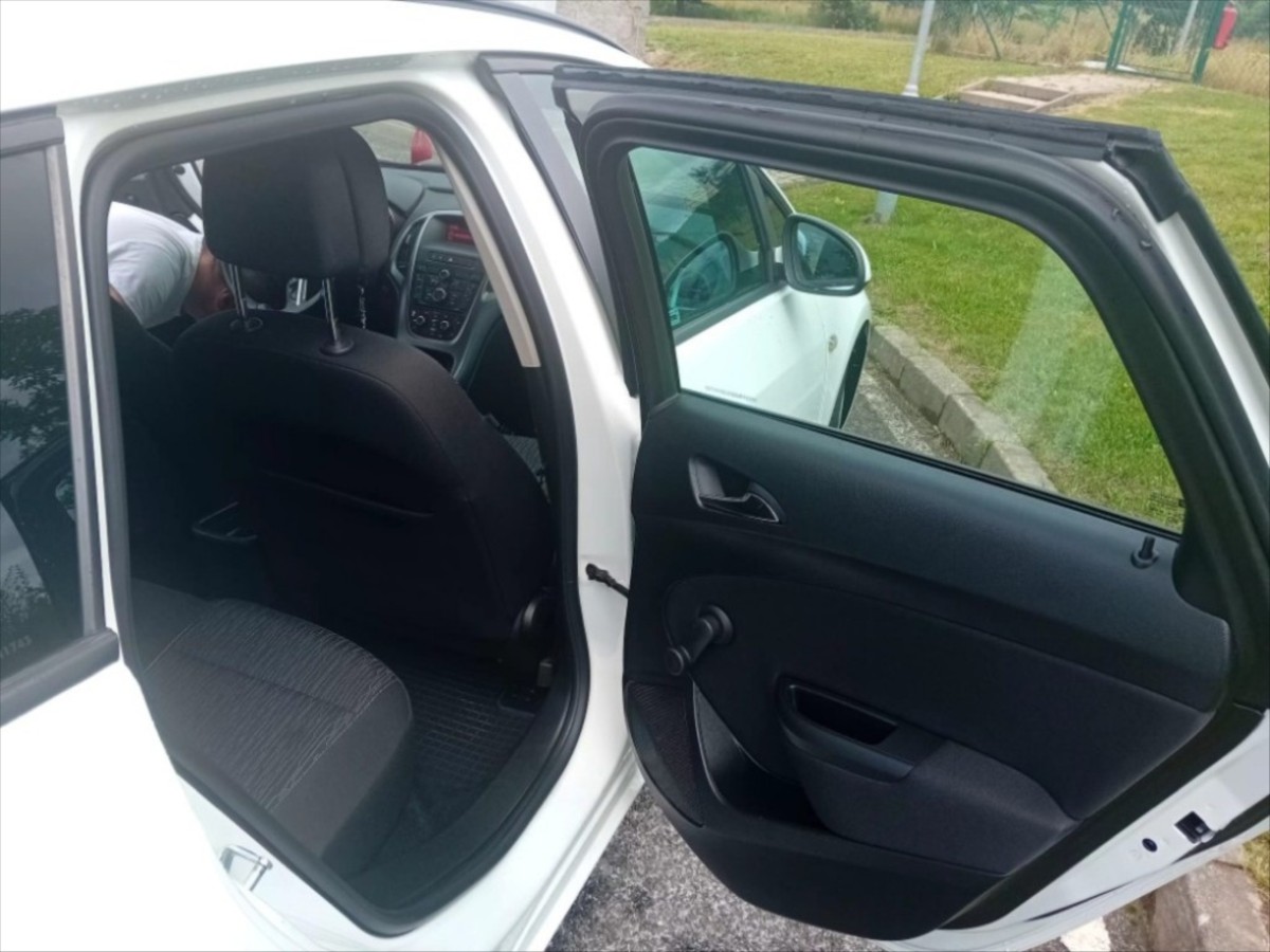 opel-astra-sports-tourer - 3