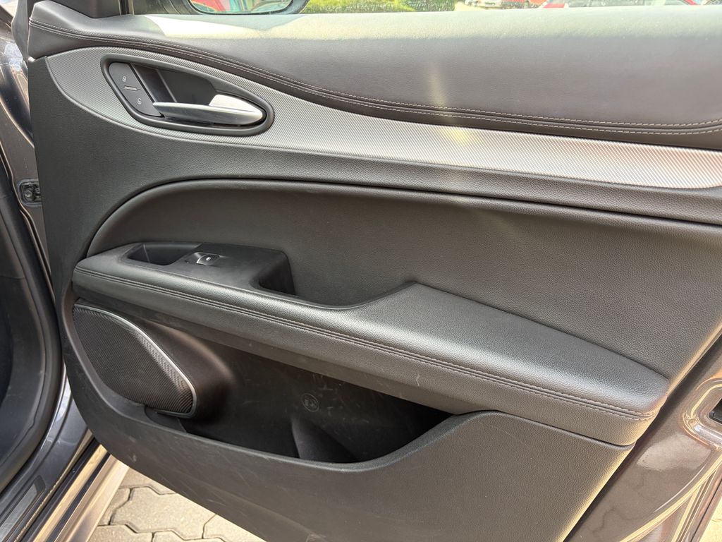 alfa-romeo-stelvio-2-0t-280k-awd-veloce-at8 - 7