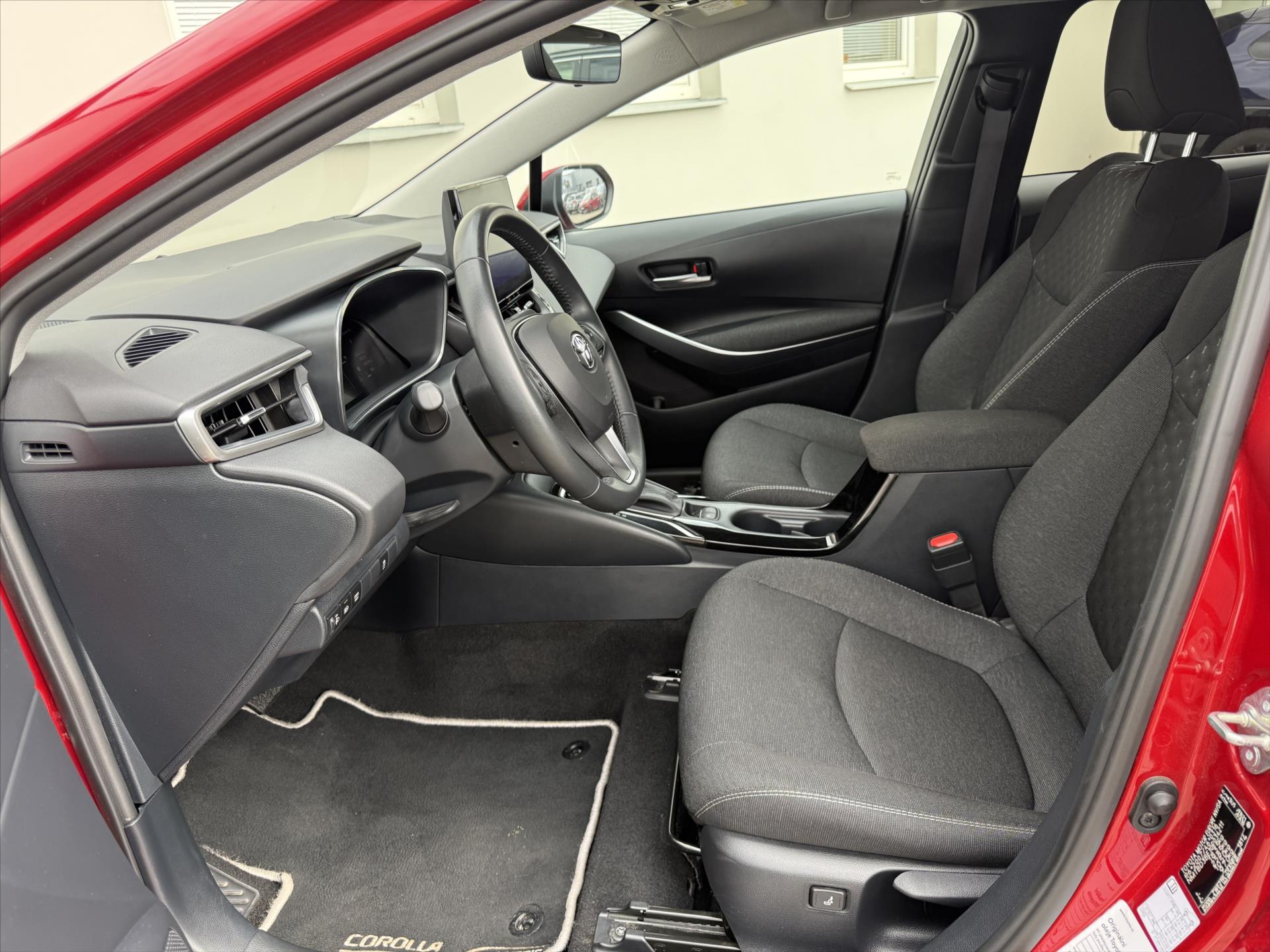 toyota-corolla-1-8-style-hybrid - 8