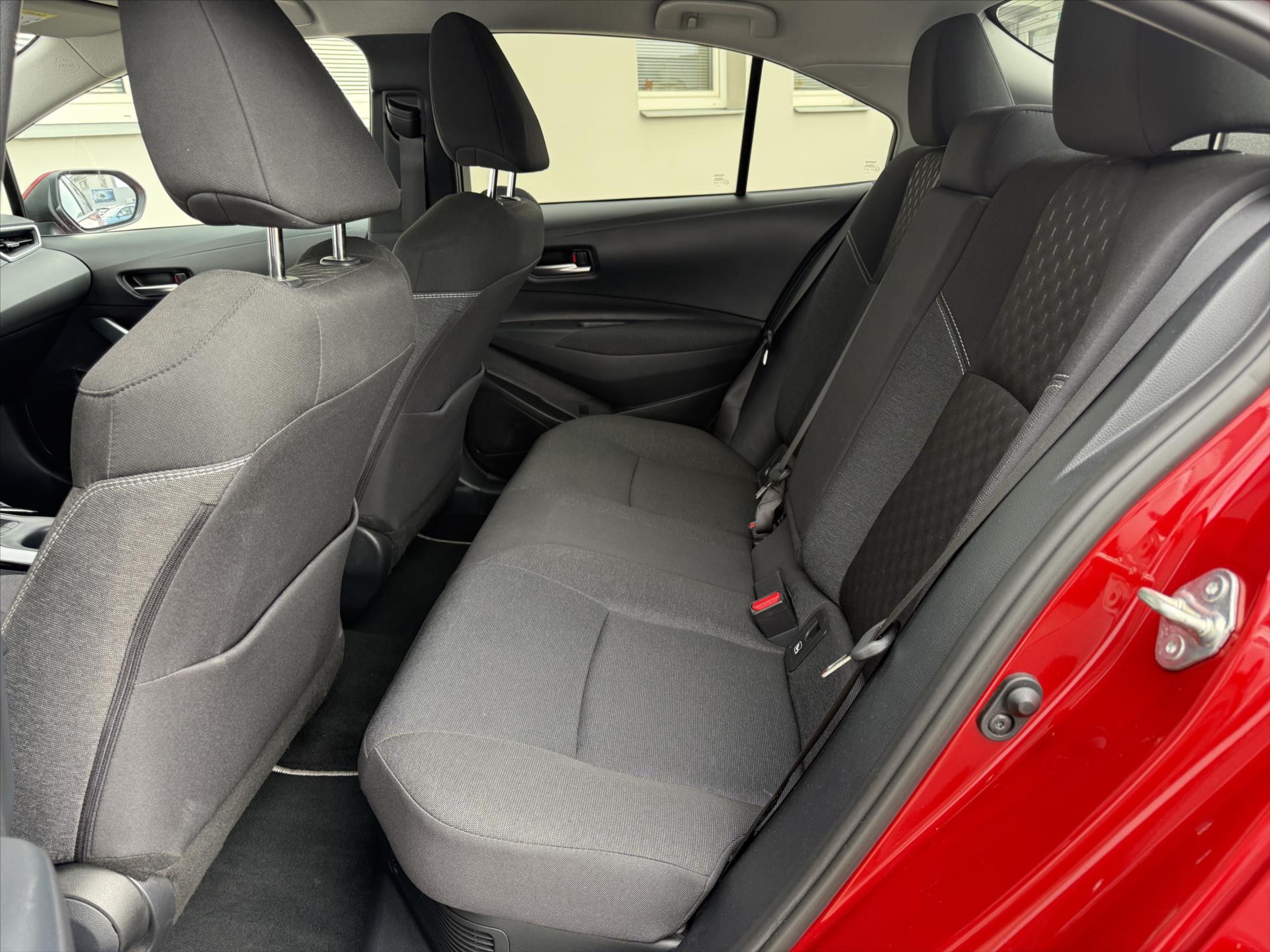 toyota-corolla-1-8-style-hybrid - 9