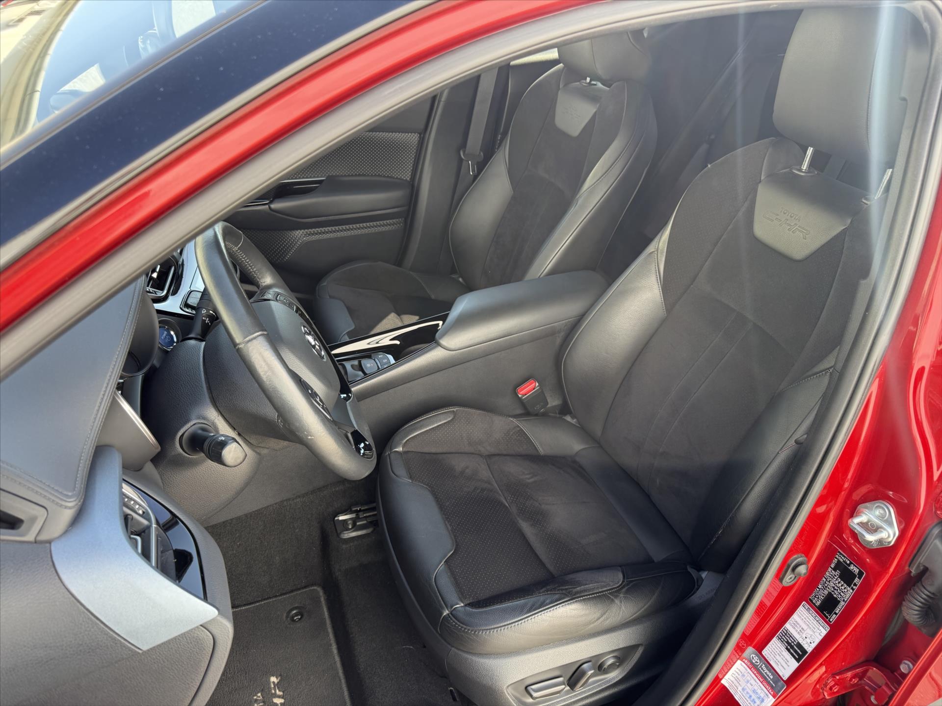 toyota-c-hr-2-0-selection-black-alcantara - 8