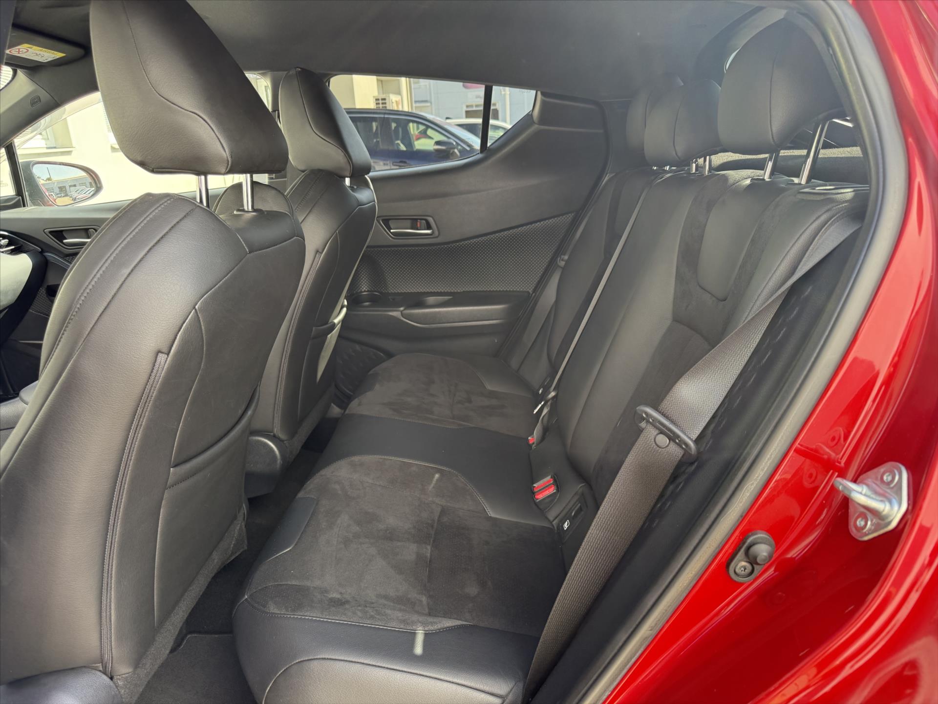 toyota-c-hr-2-0-selection-black-alcantara - 9