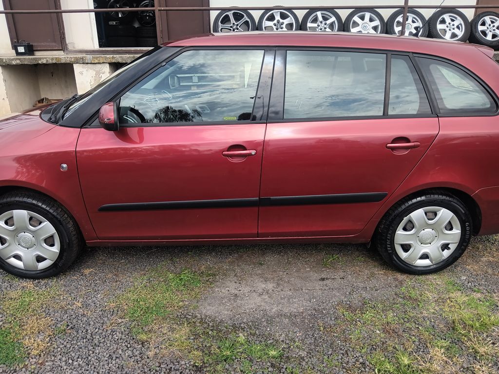 skoda-fabia-1-4-16v-ambiente-combi - 1