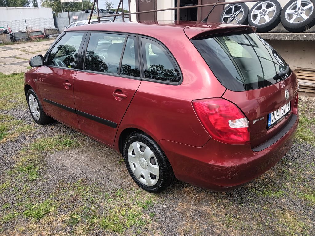 skoda-fabia-1-4-16v-ambiente-combi - 2