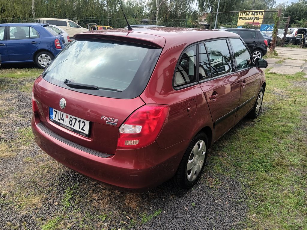 skoda-fabia-1-4-16v-ambiente-combi - 4