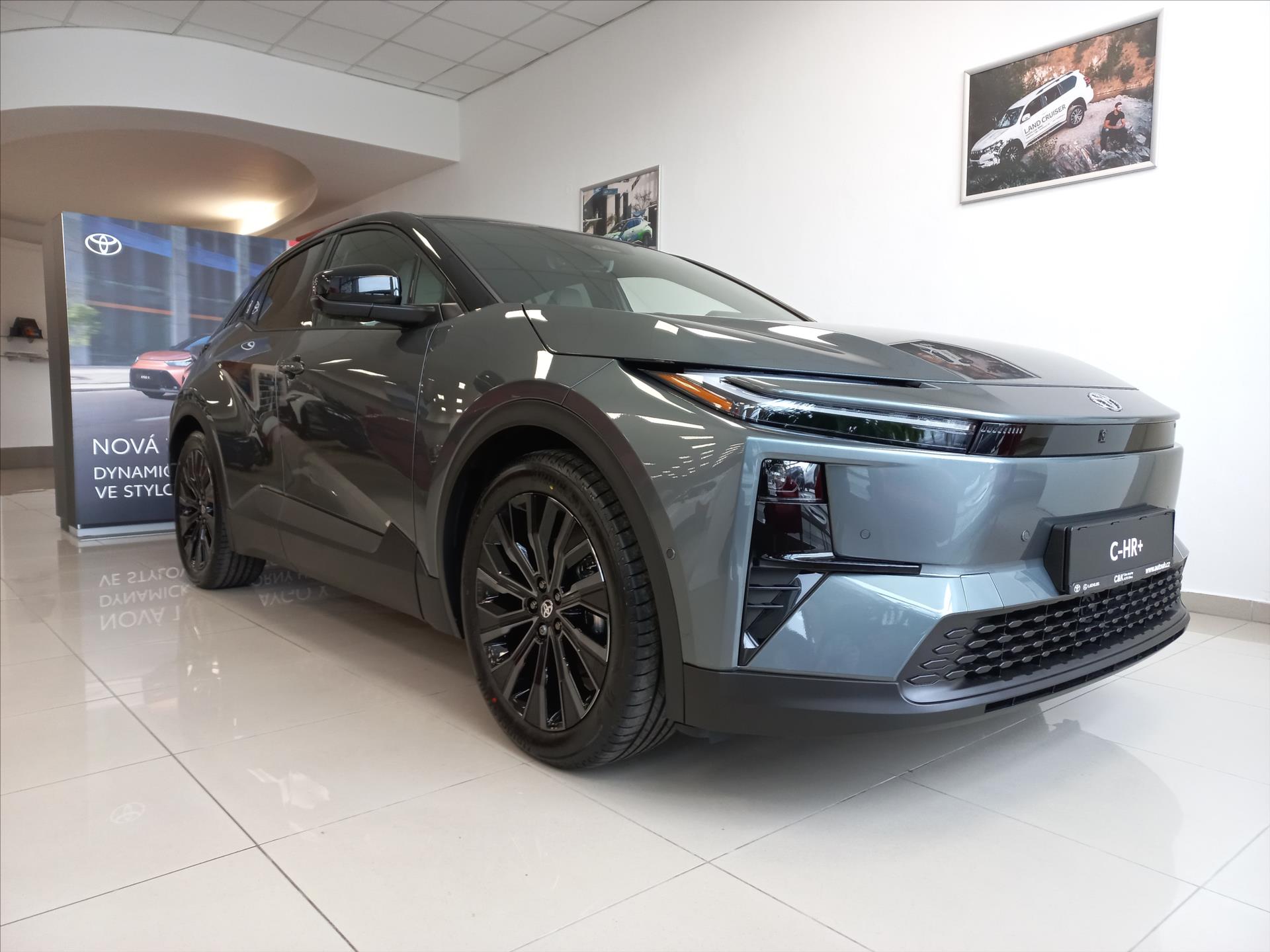Toyota C-HR BEV 77kWh i-AWD 343k  + Executive - světý interiér