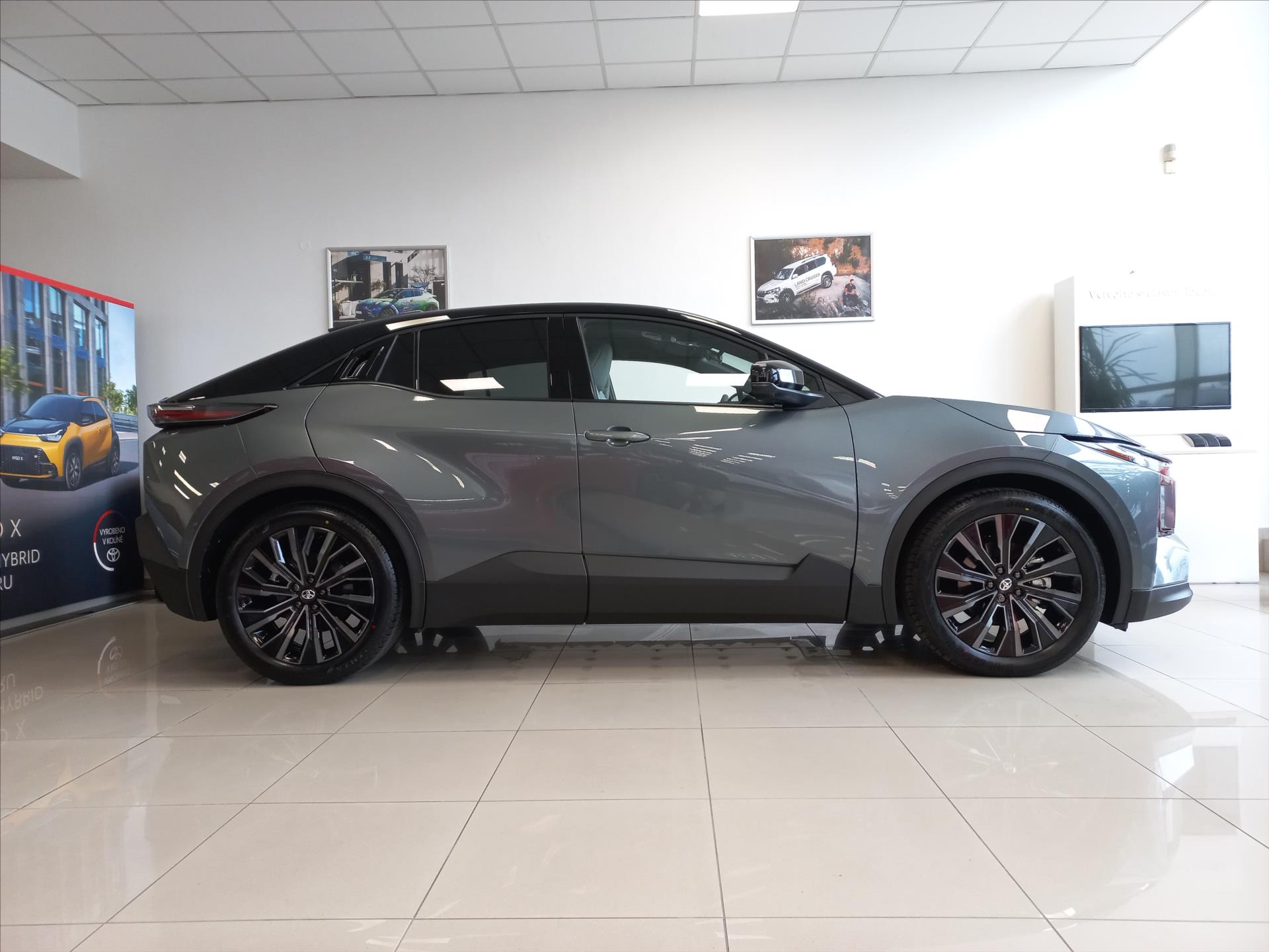 toyota-c-hr-bev-77kwh-i-awd-343k-executive-svety-interier - 1