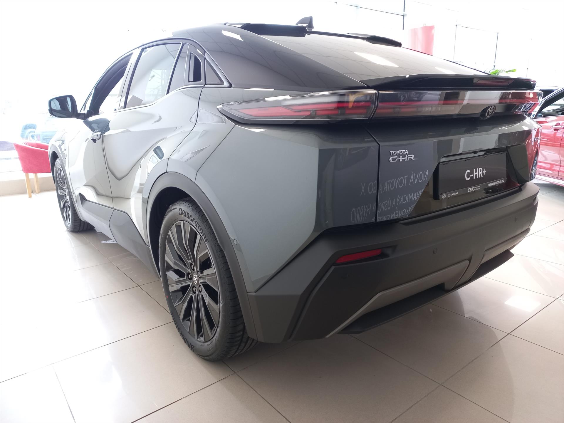 toyota-c-hr-bev-77kwh-i-awd-343k-executive-svety-interier - 2