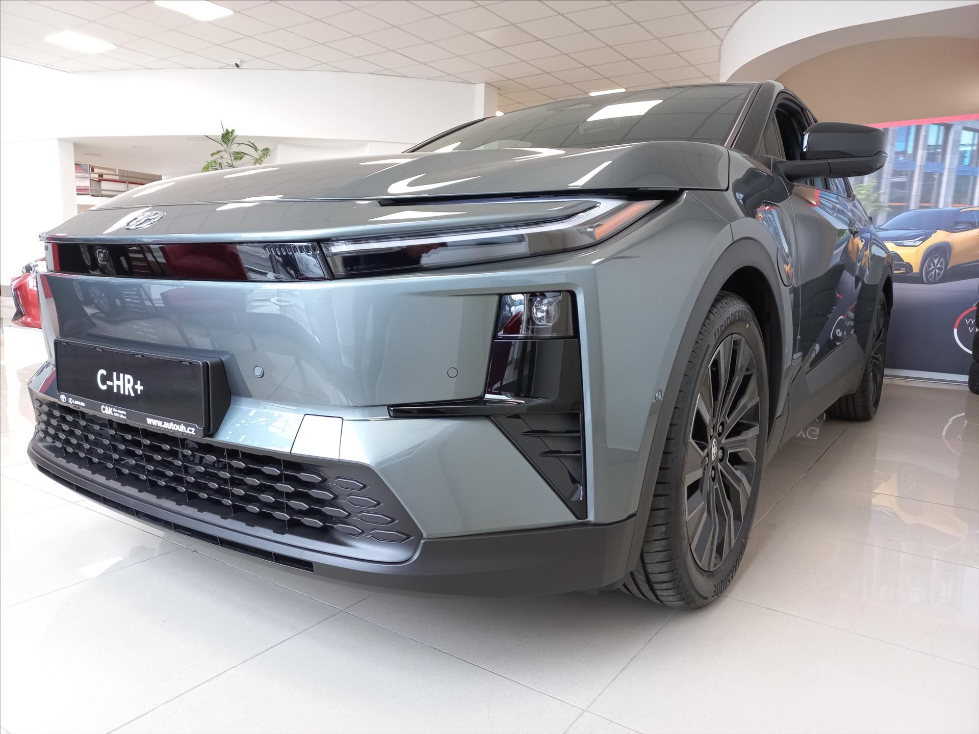 toyota-c-hr-bev-77kwh-i-awd-343k-executive-svety-interier - 3