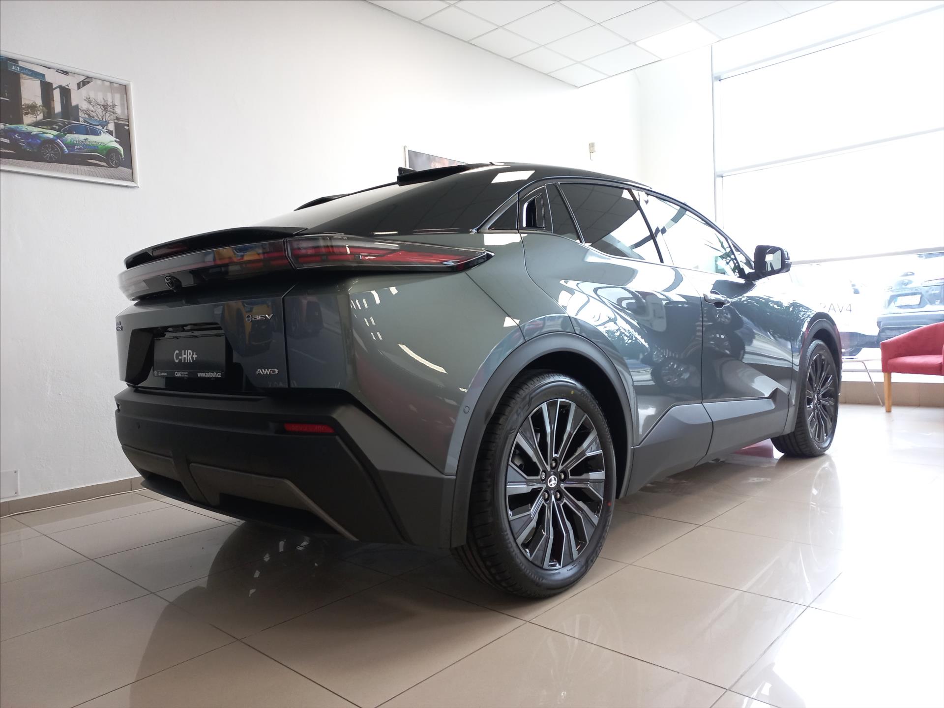 toyota-c-hr-bev-77kwh-i-awd-343k-executive-svety-interier - 5