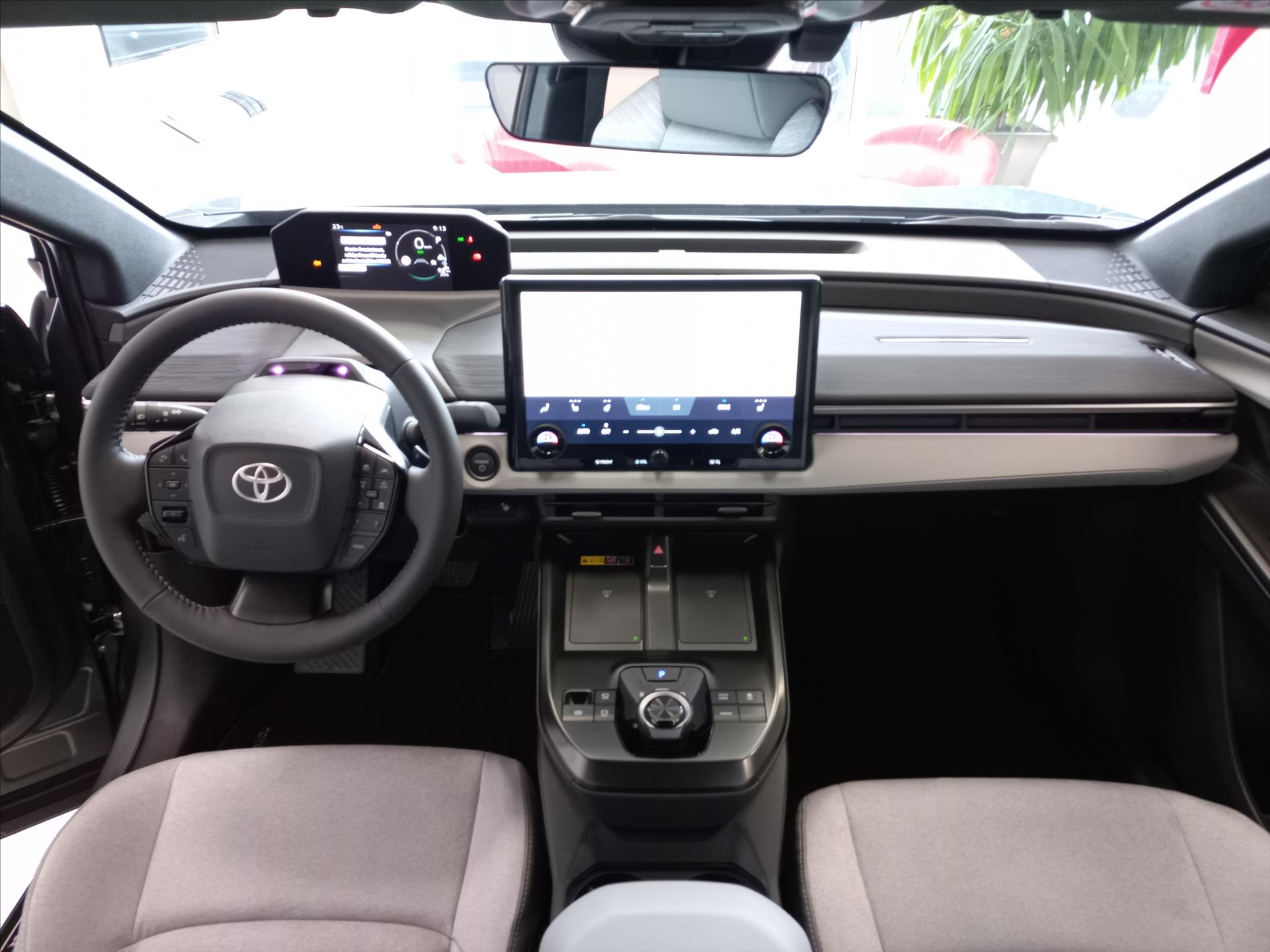 toyota-c-hr-bev-77kwh-i-awd-343k-executive-svety-interier - 7
