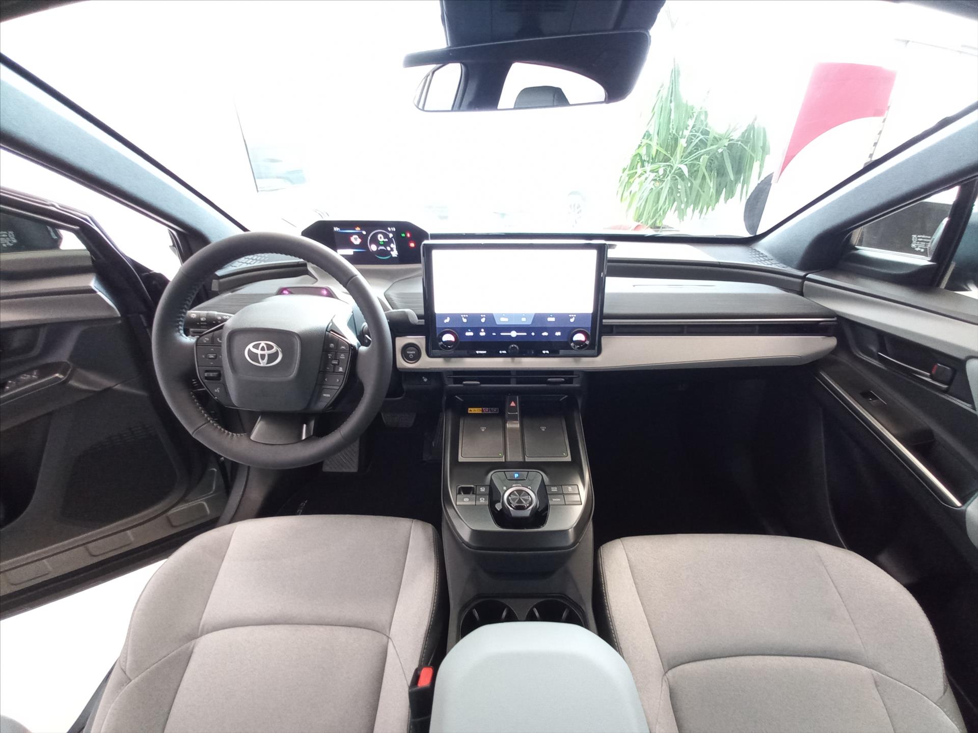 toyota-c-hr-bev-77kwh-i-awd-343k-executive-svety-interier - 8