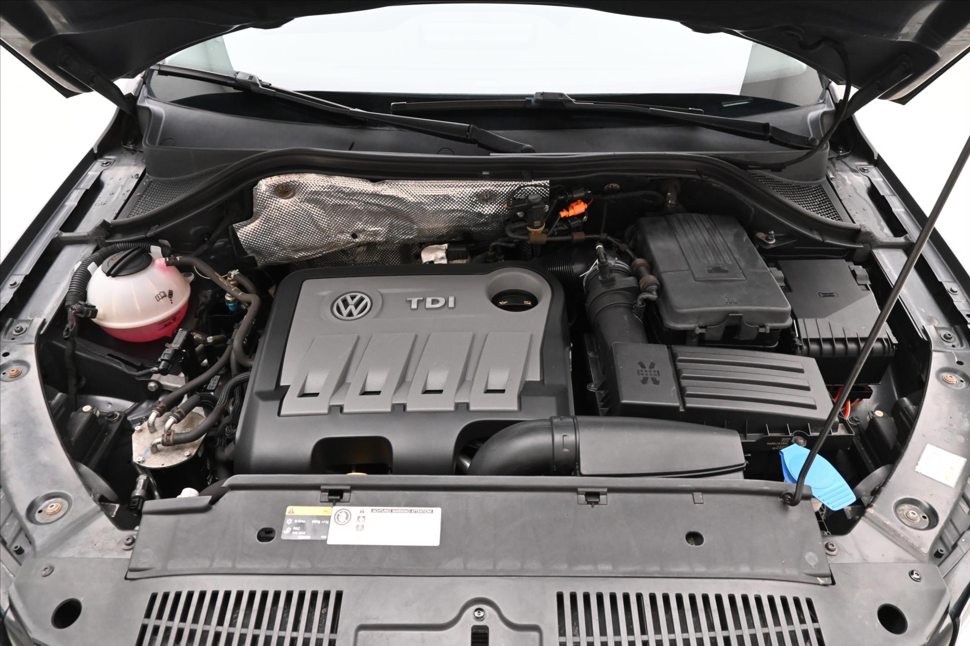 volkswagen-tiguan-2-0-tdi-103kw-4x4-manual-zaruka-az-5-let - 8