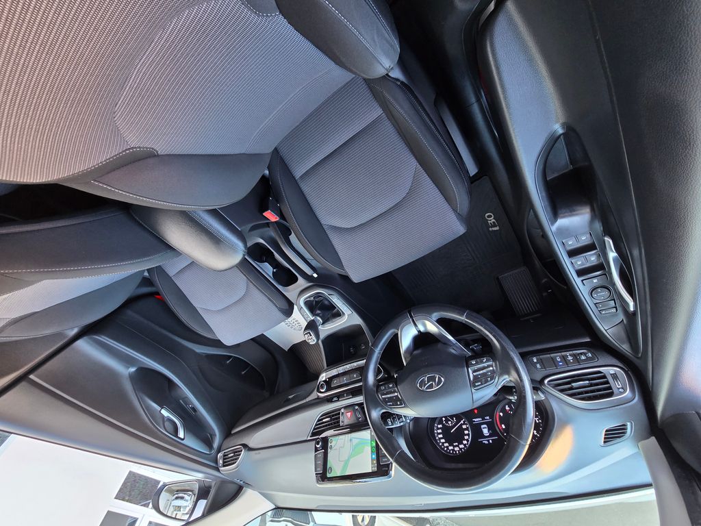 hyundai-i30-1-6crdi-comfort-led-kamera-nav - 8