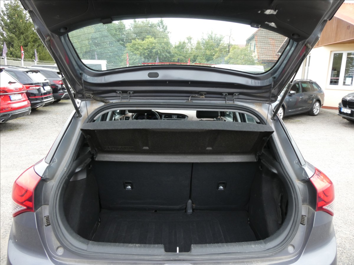 hyundai-i20-1-2-i-55kw-koupeno-v-cr-klima - 8