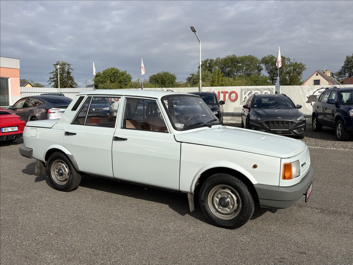 wartburg-353-1-3-mimoradne-zachovaly-retrokousek - 1