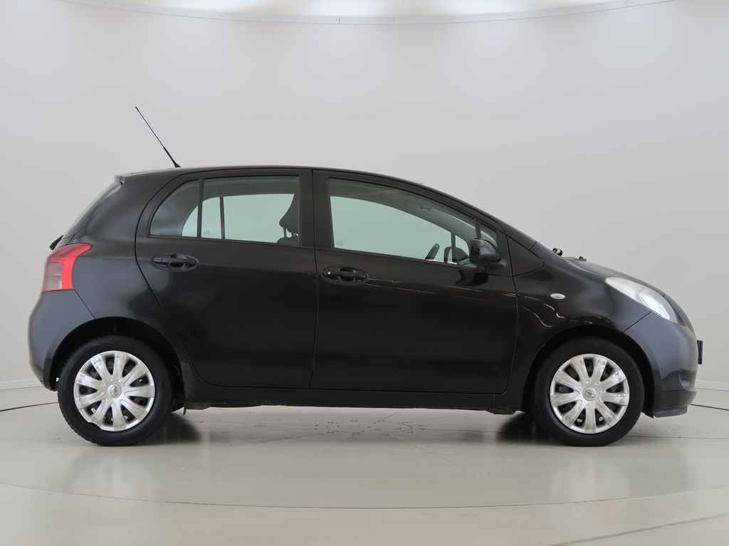 toyota-yaris-1-3vvt-i-64kw-automat-cz - 3