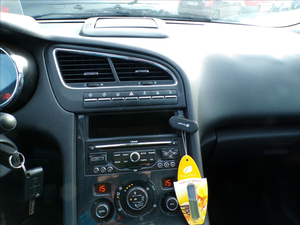 peugeot-5008-1-6-turbo-panorama-tazne-zarizeni - 8