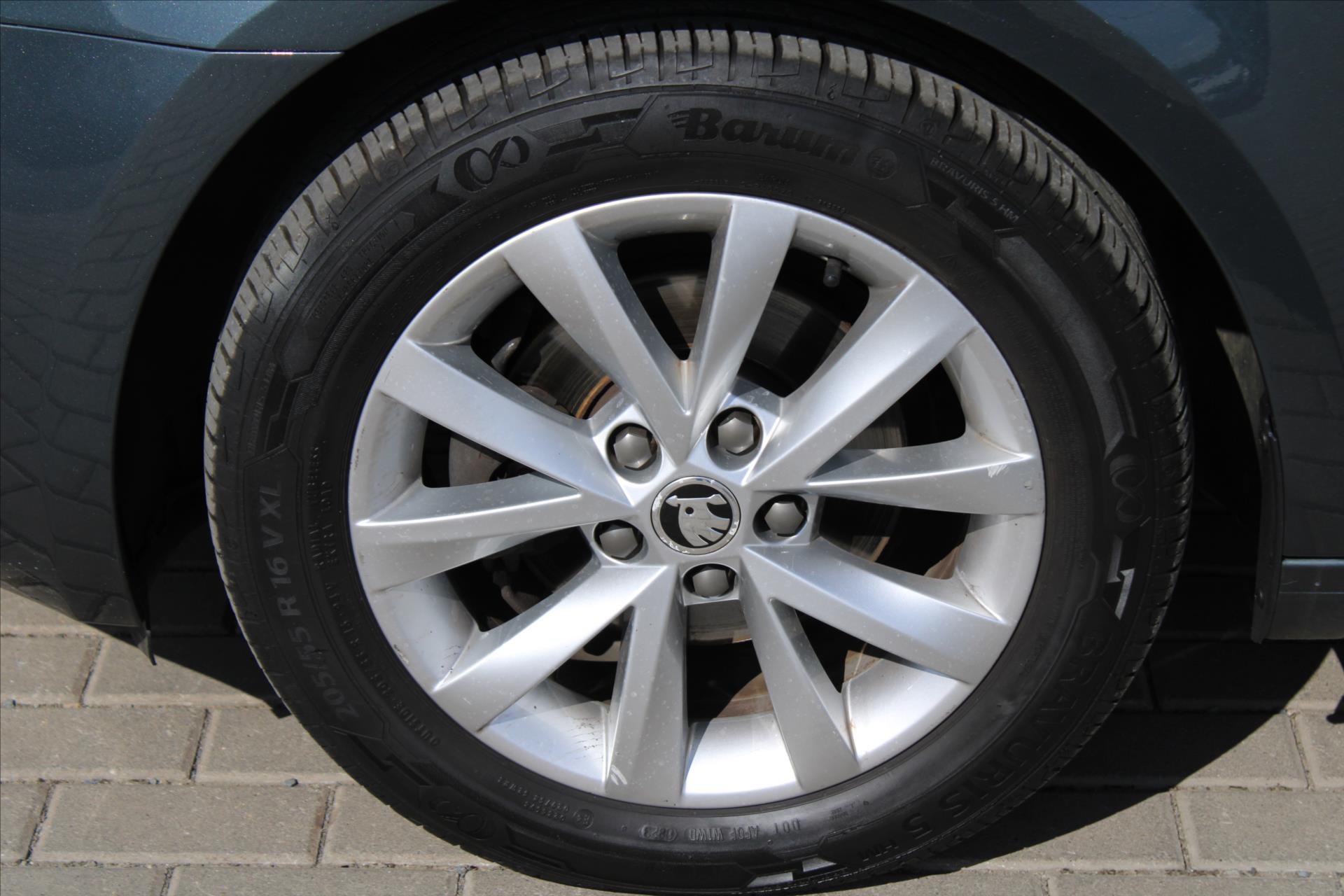 skoda-octavia-1-6-tdi-85kw-dsg-ambiente-cr - 8
