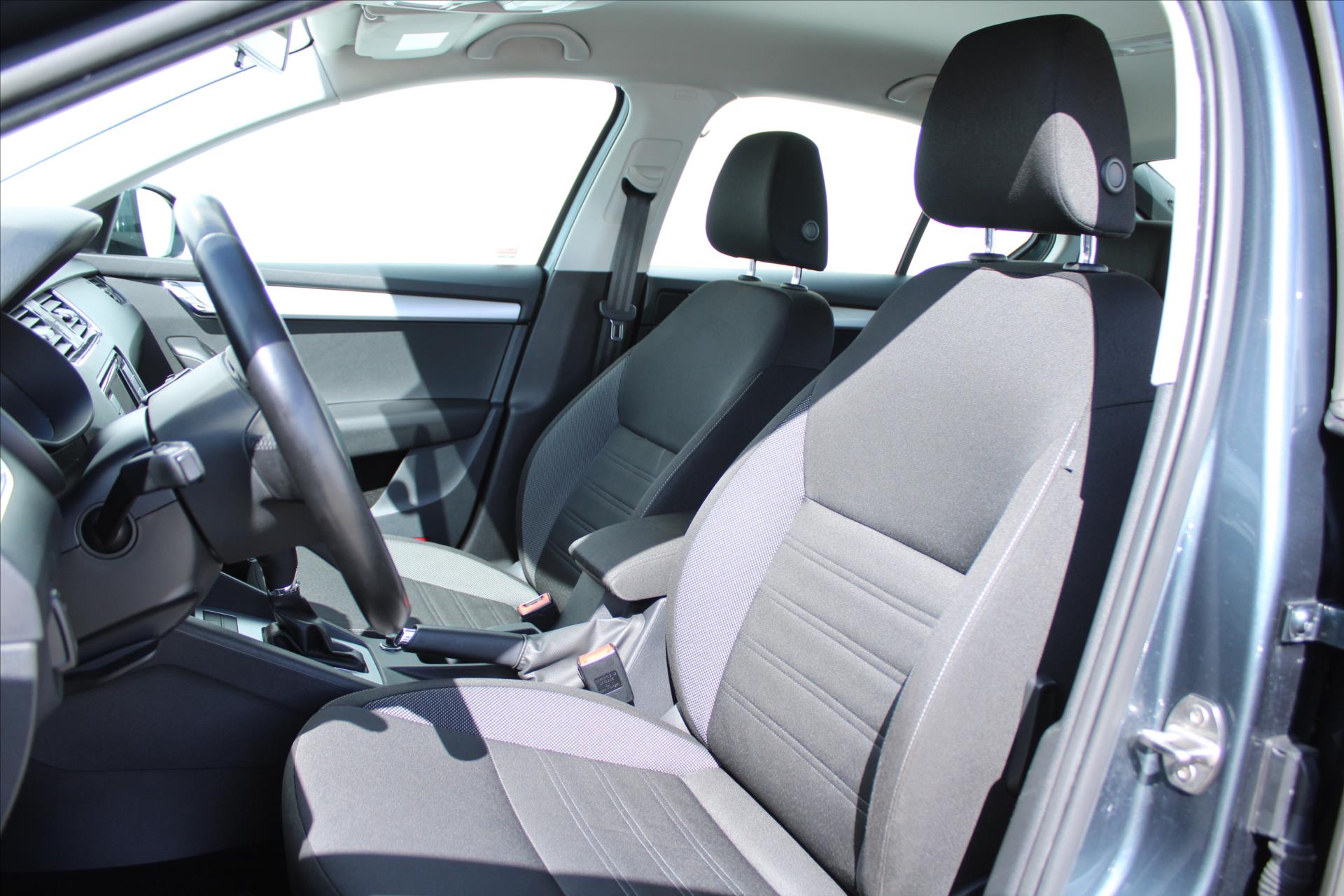 skoda-octavia-1-6-tdi-85kw-dsg-ambiente-cr - 9
