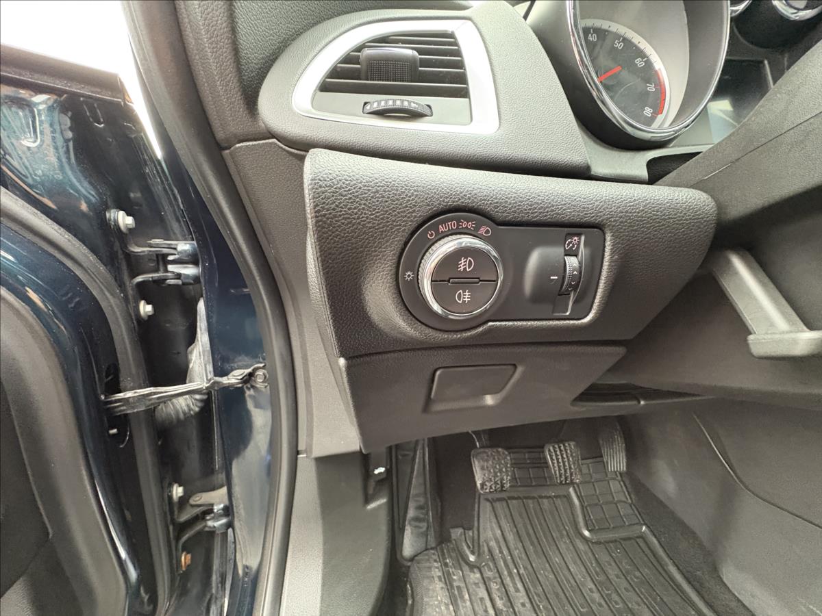 opel-astra-1-4-it-103kw-xenon-navi-vyhrev - 4