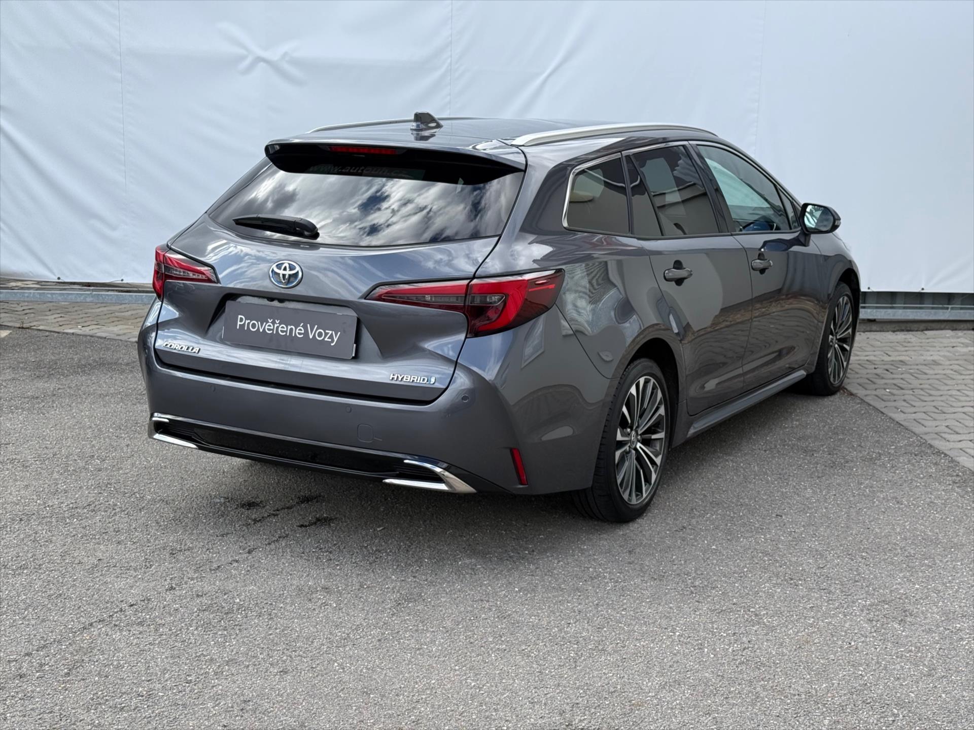toyota-corolla-1-8-style-hybrid - 3