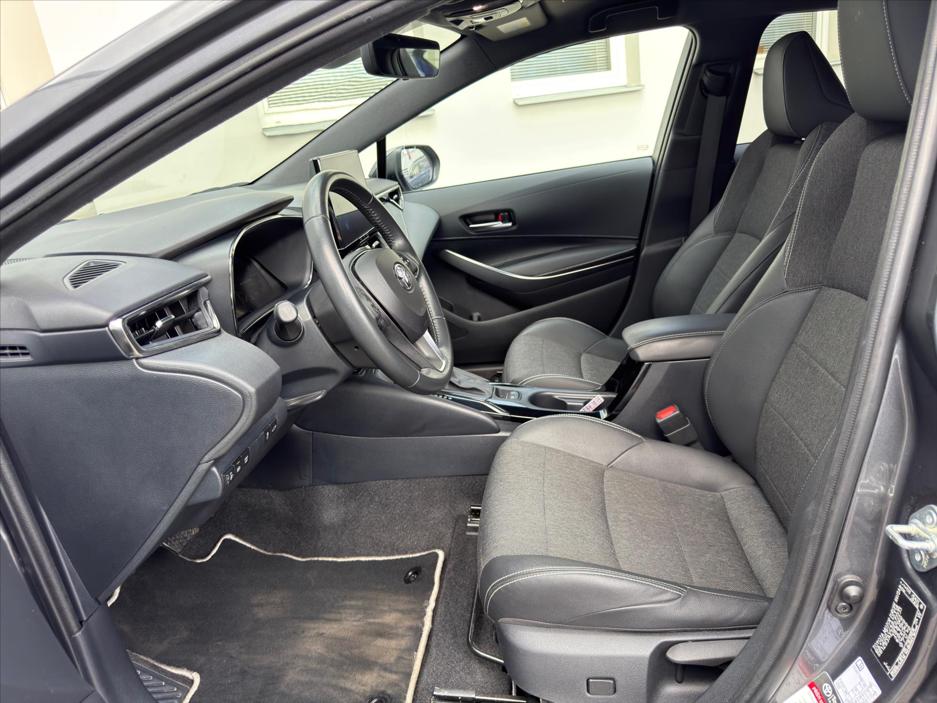 toyota-corolla-1-8-style-hybrid - 7