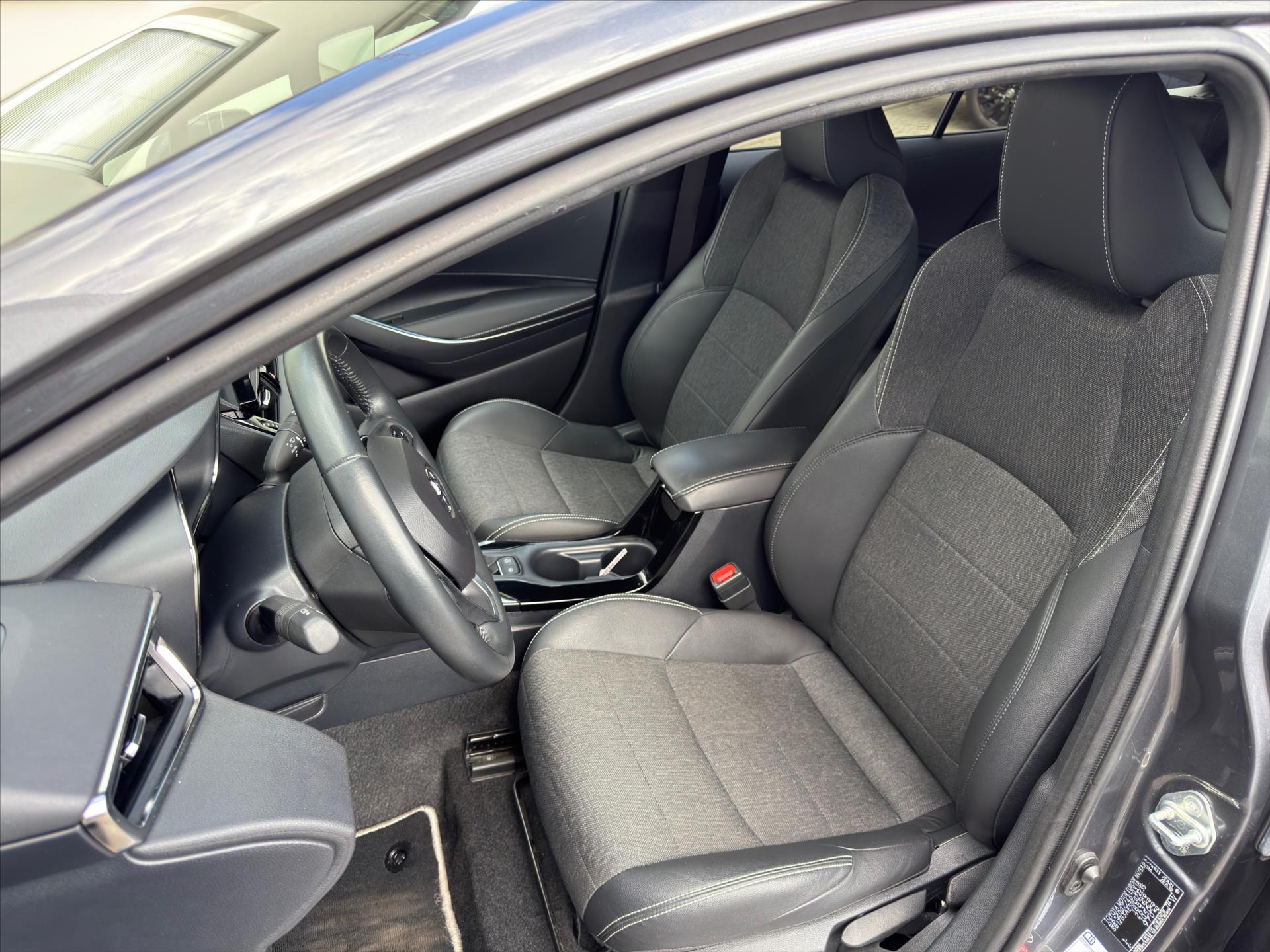 toyota-corolla-1-8-style-hybrid - 8