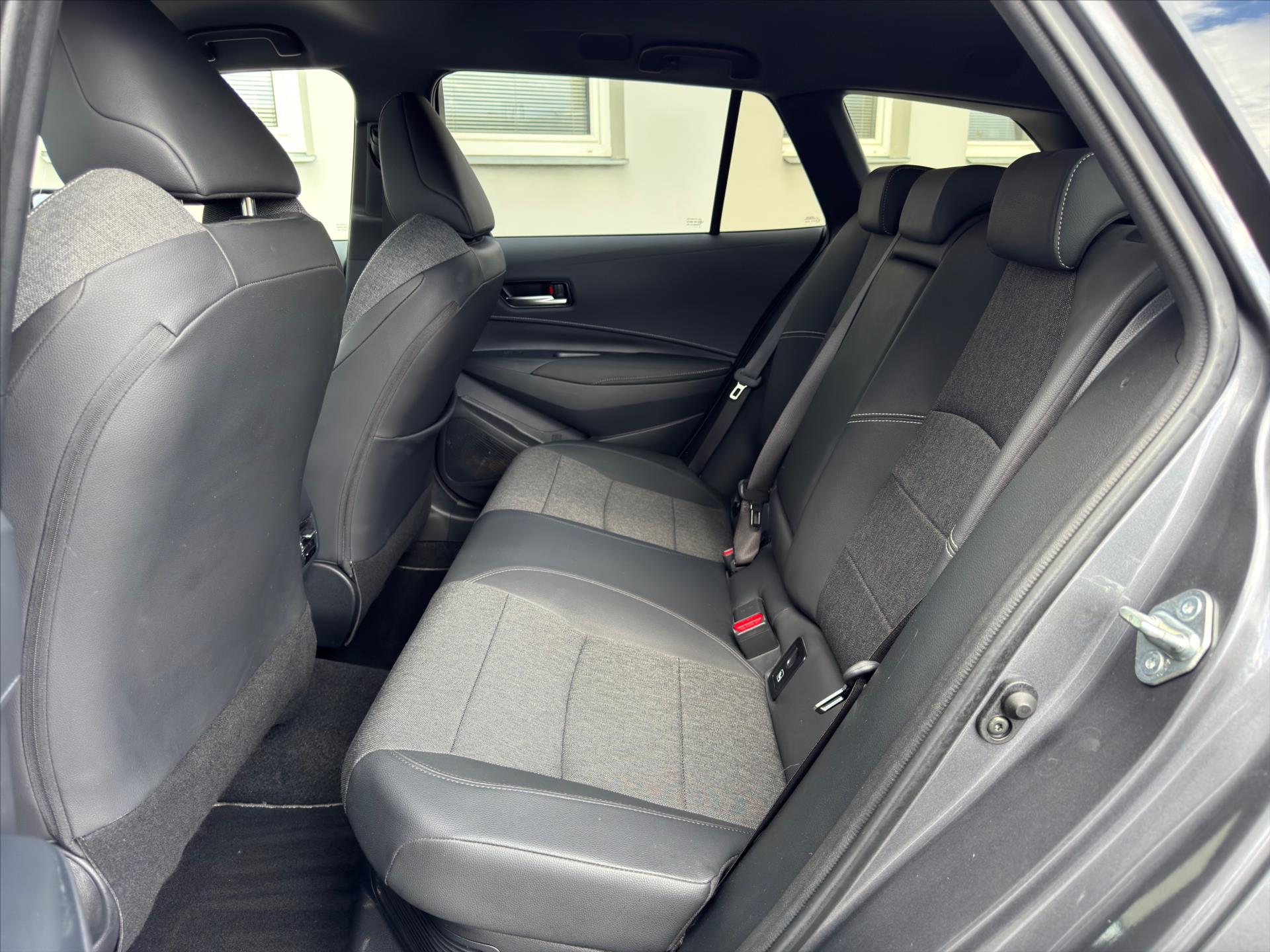 toyota-corolla-1-8-style-hybrid - 9