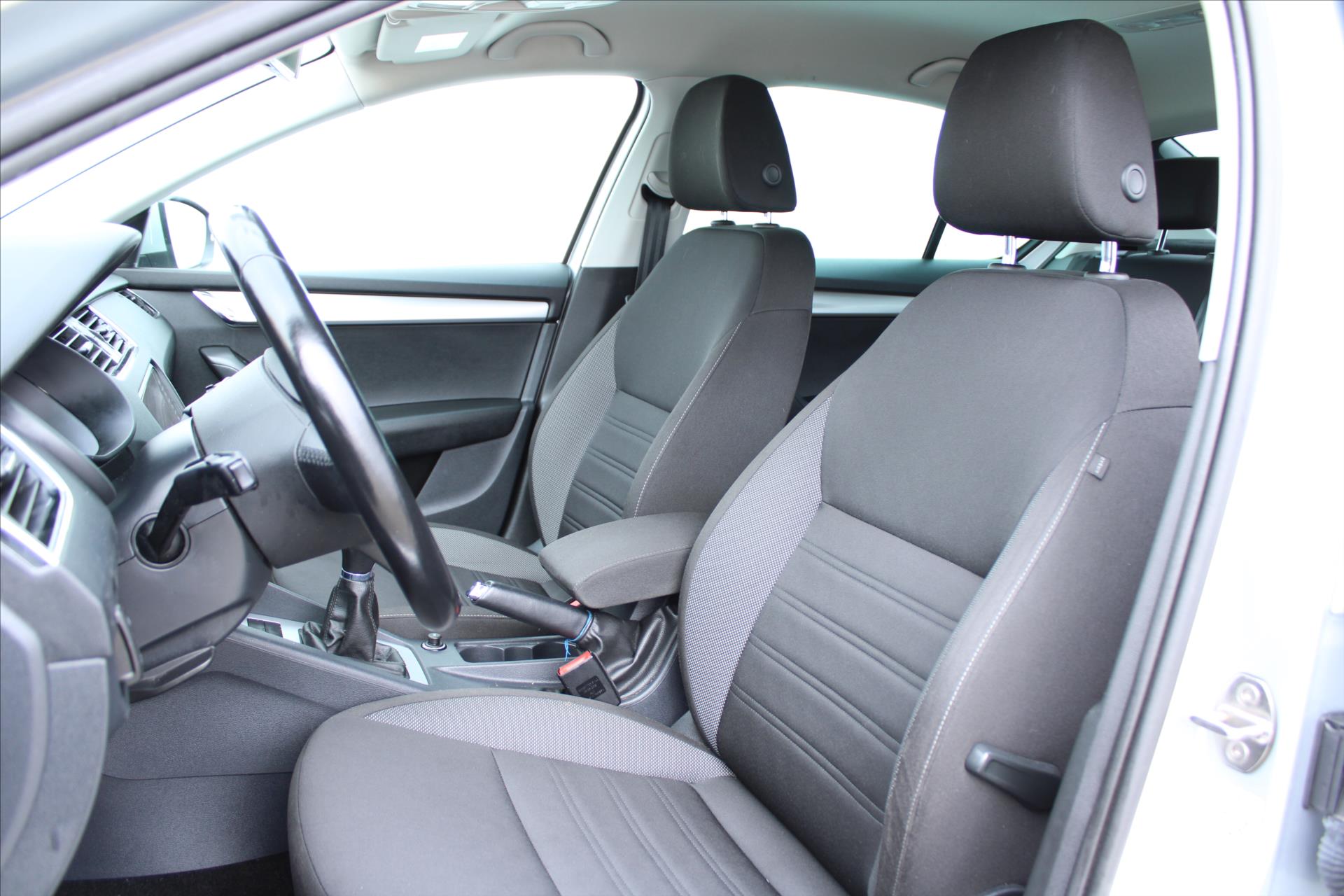 skoda-octavia-1-6-tdi-85kw-dph-1-majitel-cr - 8