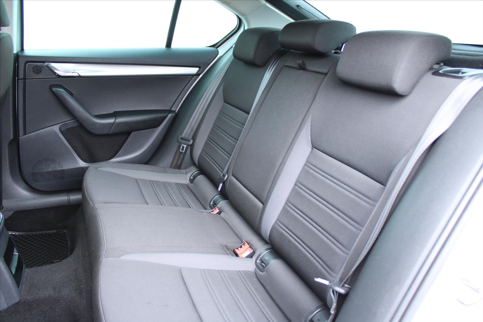 skoda-octavia-1-6-tdi-85kw-dph-1-majitel-cr - 9