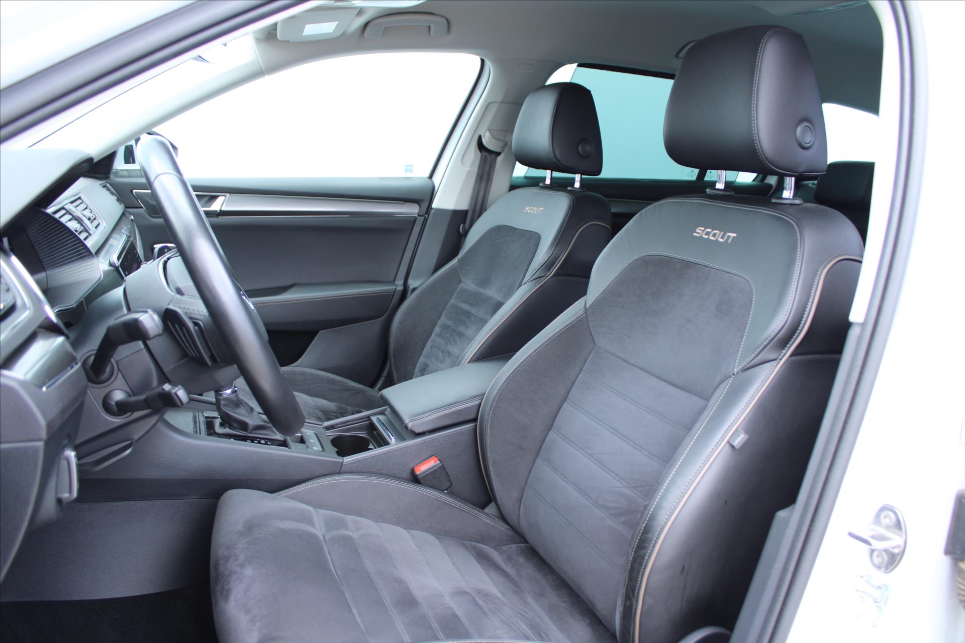 skoda-superb-2-0-tdi-scout-dsg-cr - 9
