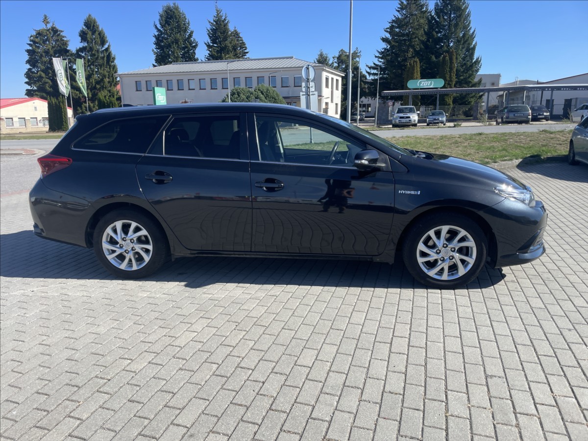 toyota-auris-1-8-e-cvt-hybrid-czauto-1maj-dph - 4