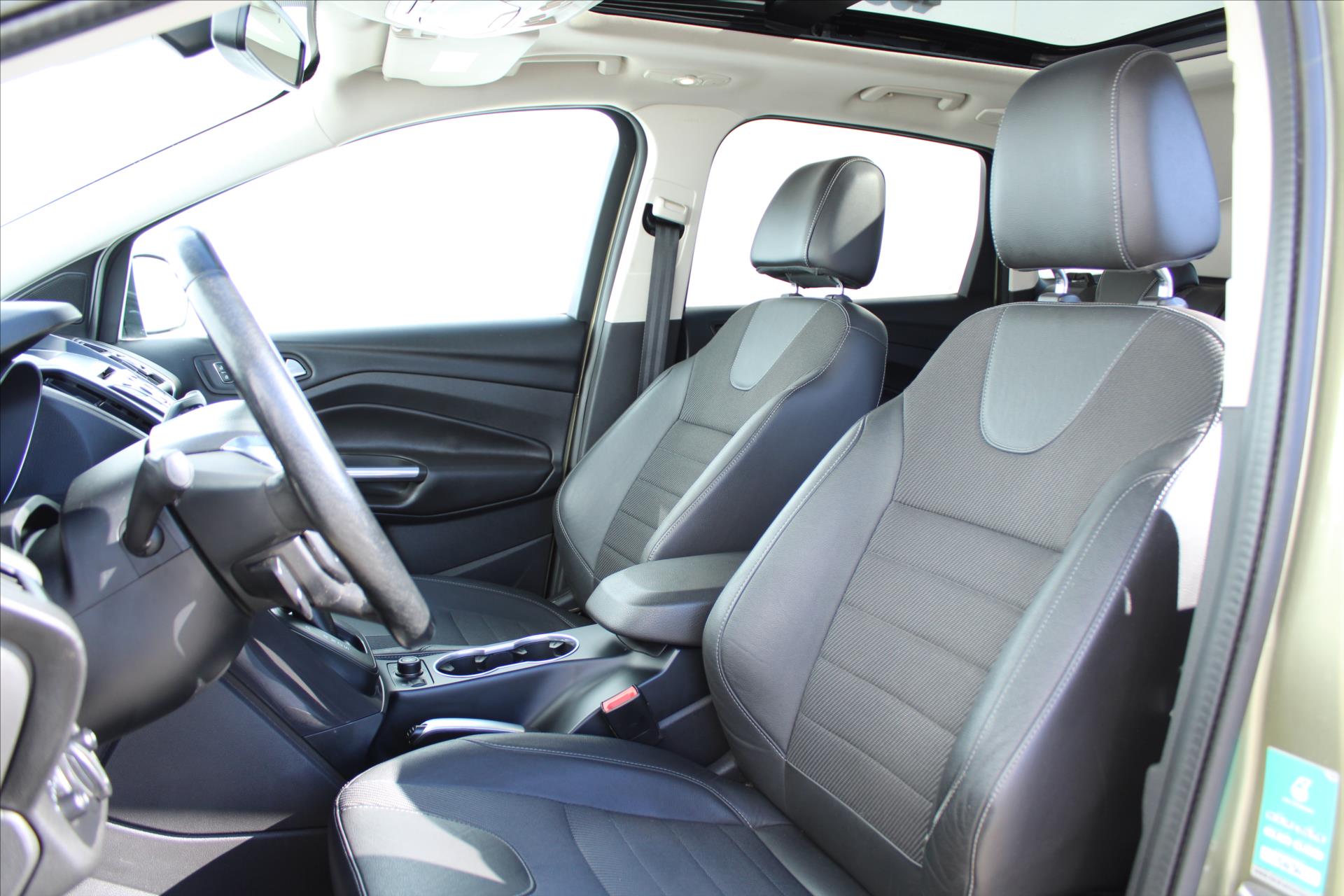ford-kuga-2-0tdci-titanium-4x4-panorama - 8
