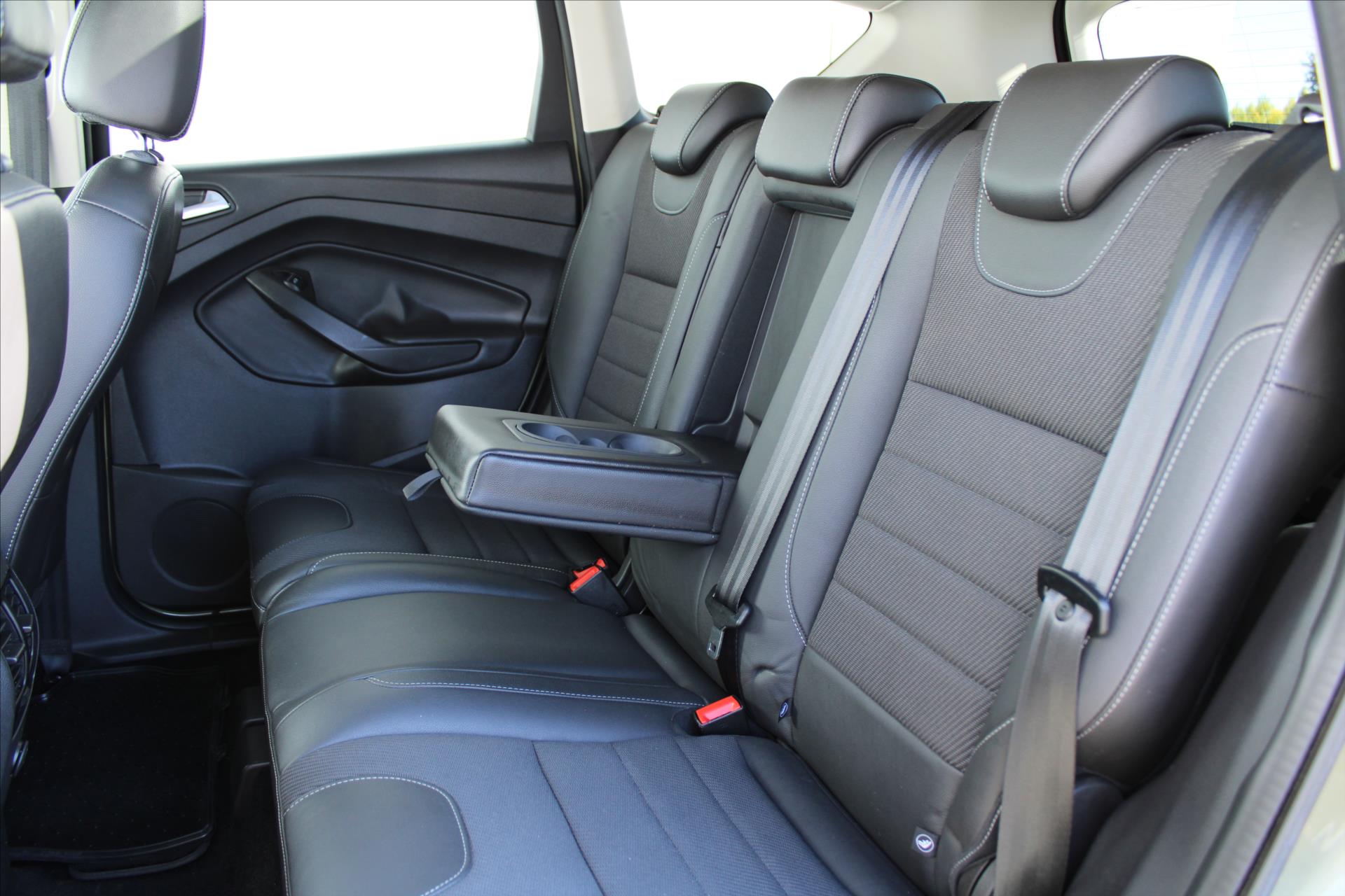 ford-kuga-2-0tdci-titanium-4x4-panorama - 9