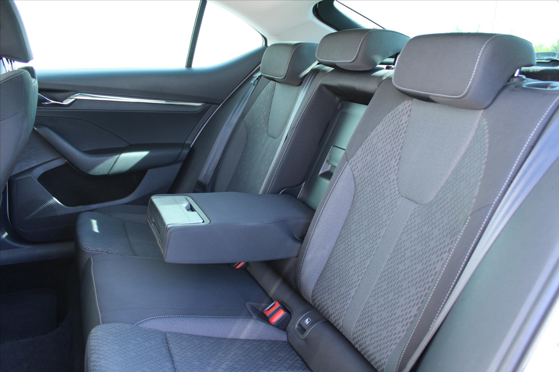 skoda-octavia-2-0tdi-style-1-maj-cr - 9