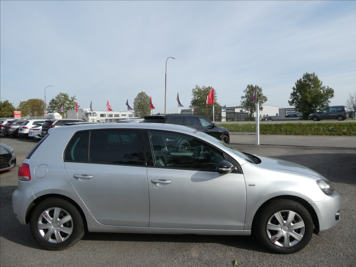 volkswagen-golf-1-2-tsi-77kw-match-serviska - 9
