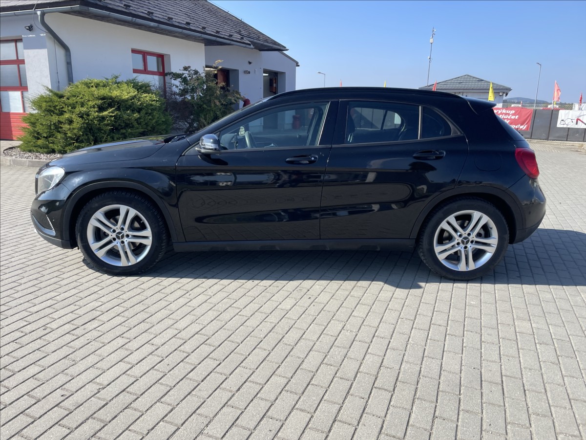 mercedes-benz-gla-2-2-cdi-100kw-panorama-bez-koroze - 1