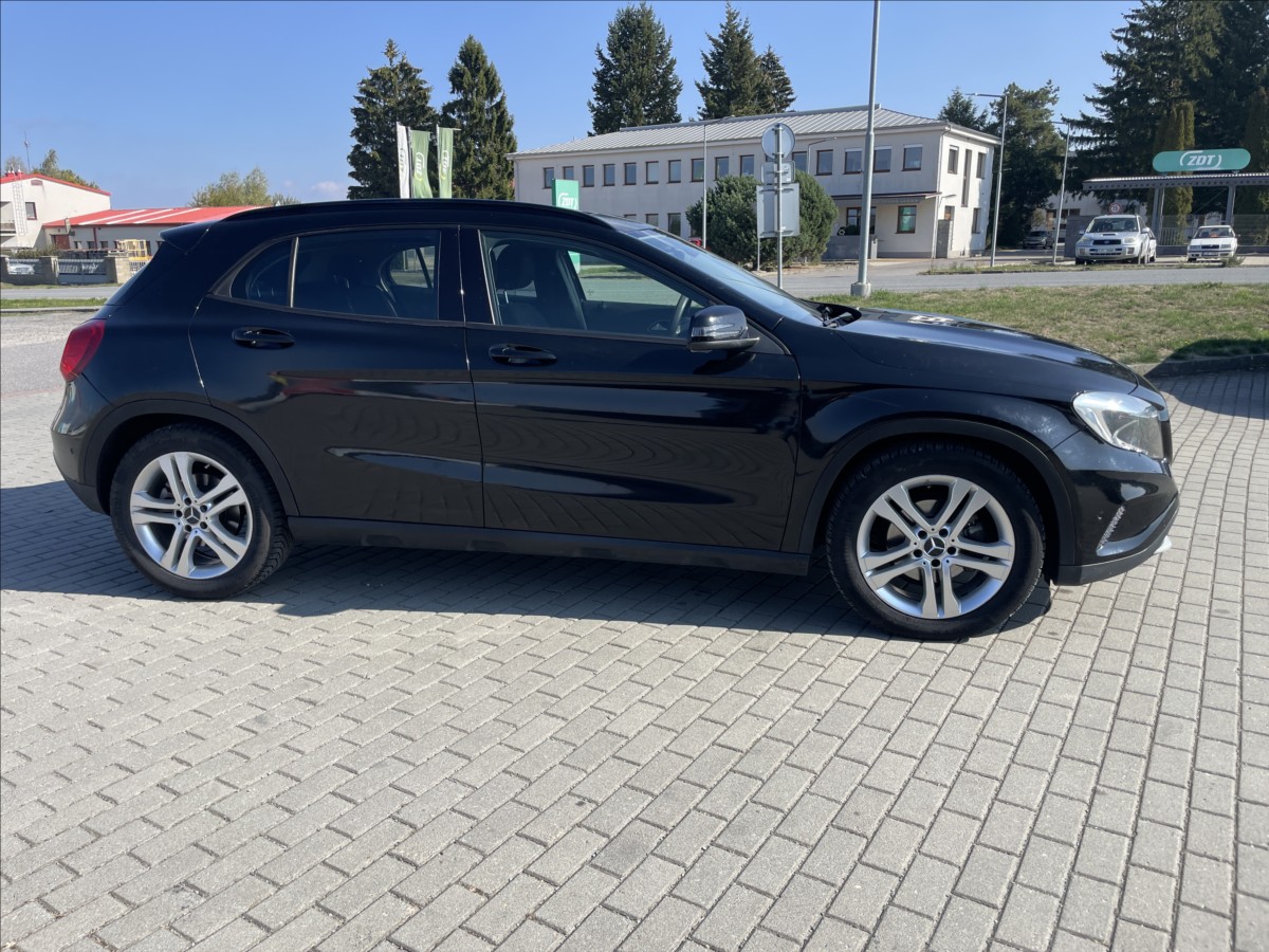 mercedes-benz-gla-2-2-cdi-100kw-panorama-bez-koroze - 4