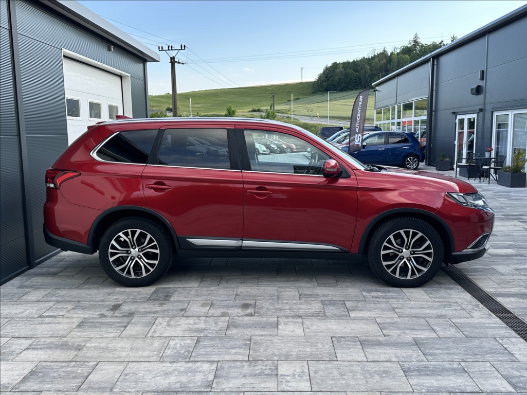 mitsubishi-outlander-2-2-di-d-150ps-intense-7-4x4-a-t - 5
