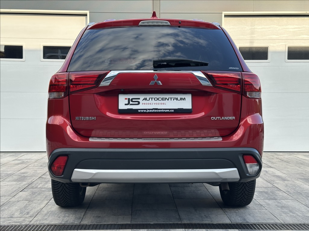 mitsubishi-outlander-2-2-di-d-150ps-intense-7-4x4-a-t - 8