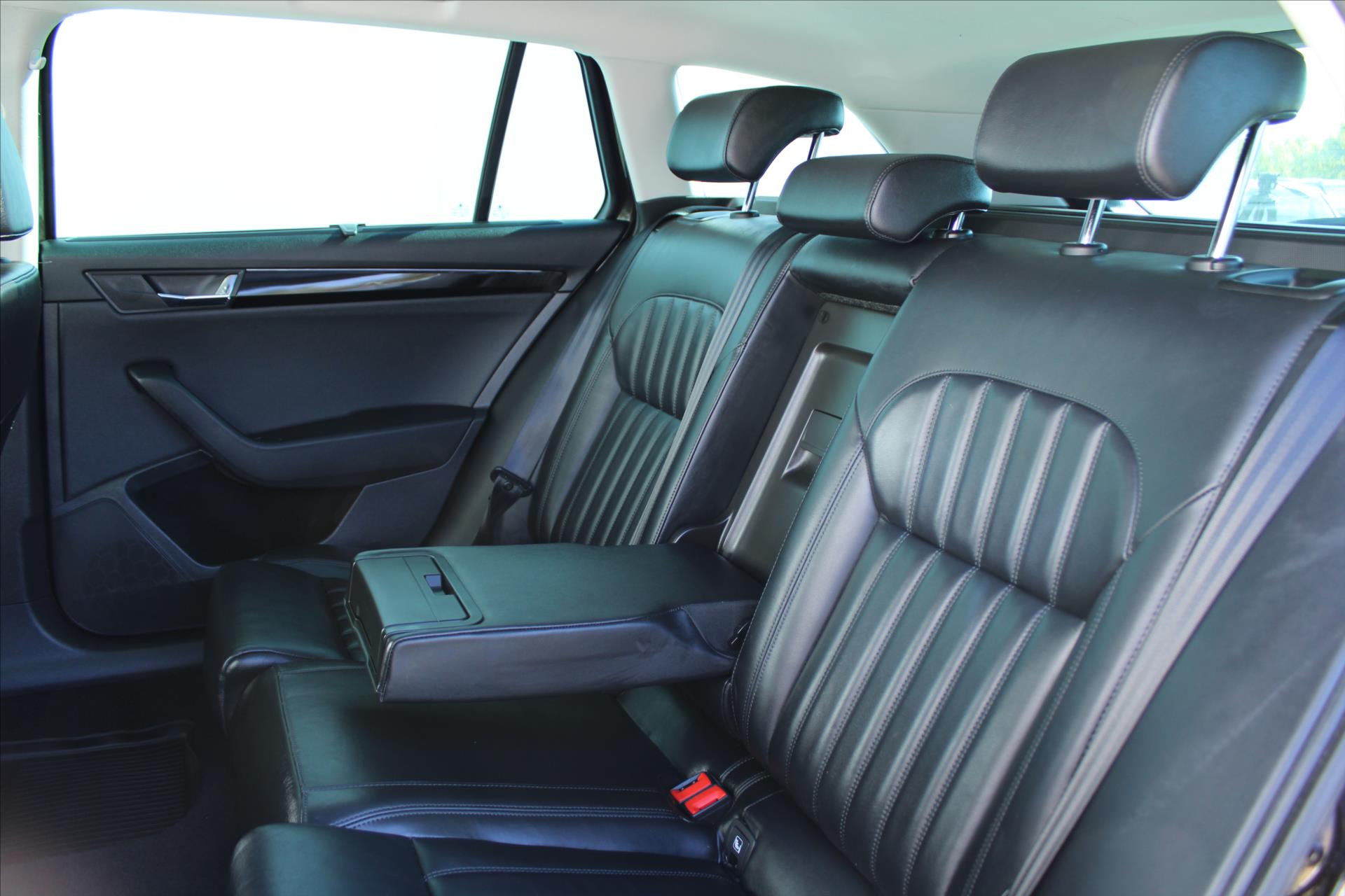skoda-superb-2-0tdi-140kw-dsg-l-k-cr - 9