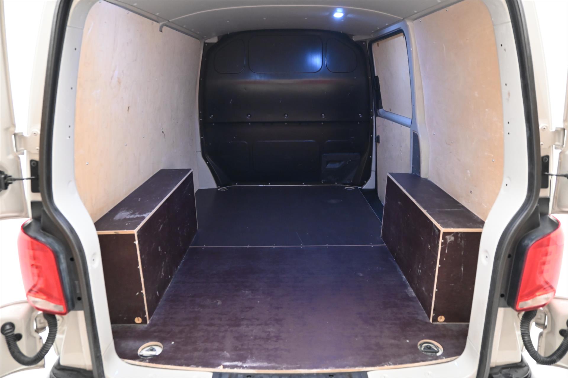 volkswagen-transporter-2-0-tdi-110kw-klima-tempomat-zaruka-az-5-let - 9