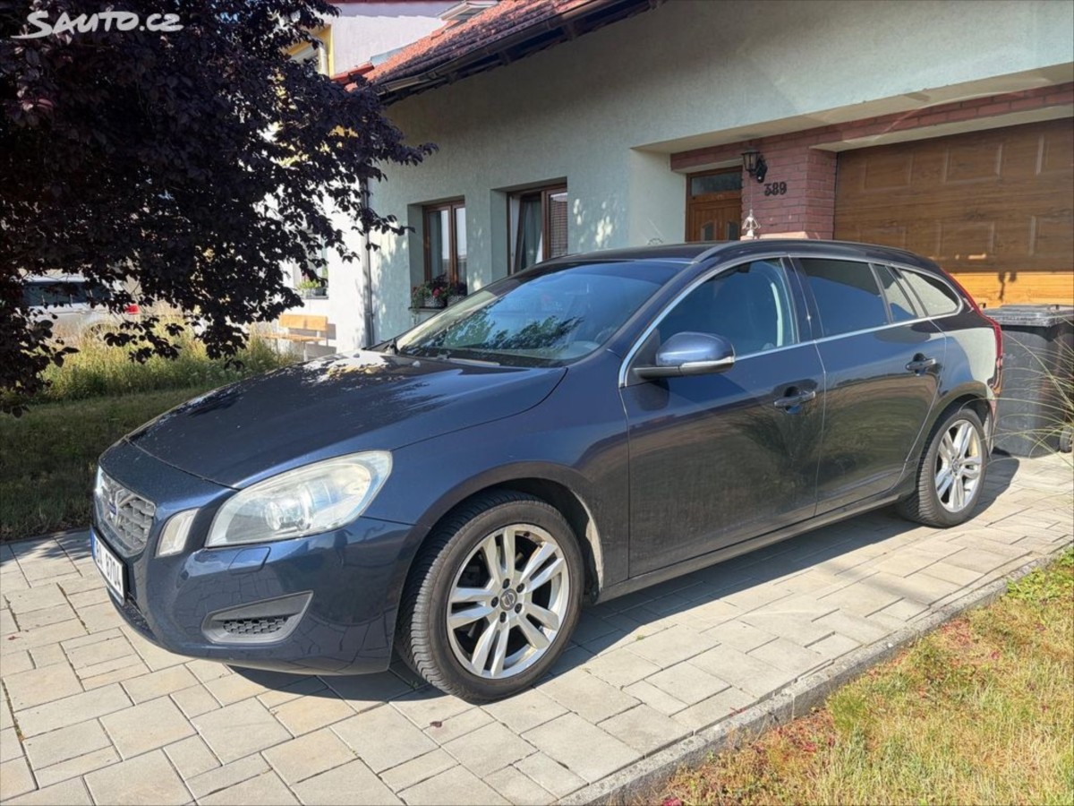 Volvo V60 2,0   D3 120kW (5-válec) / r. 2010
