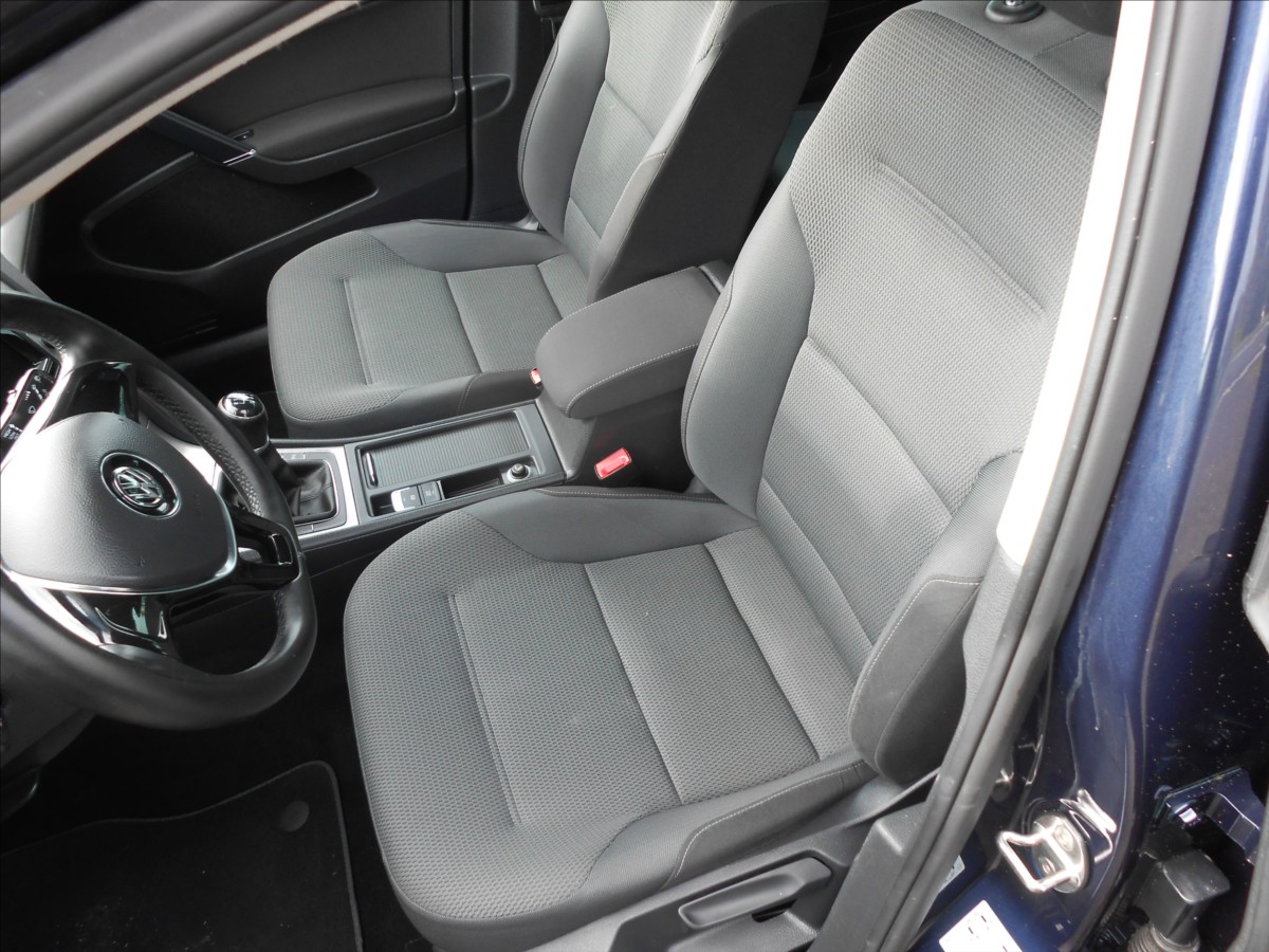 volkswagen-golf-1-2-tsi-77-kw-serviska - 9