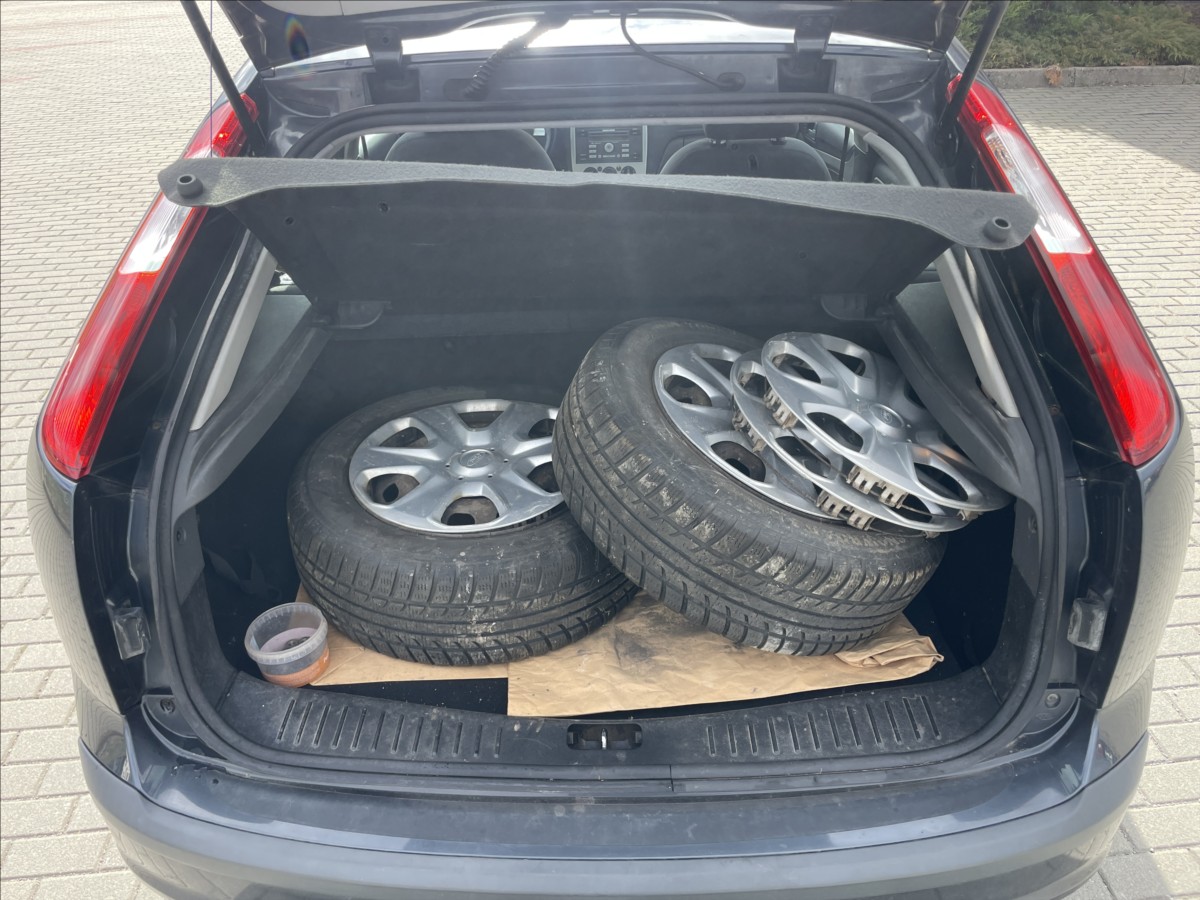 ford-focus-1-6-i-16v-74kw-klima-tazne-2sady-kol - 8