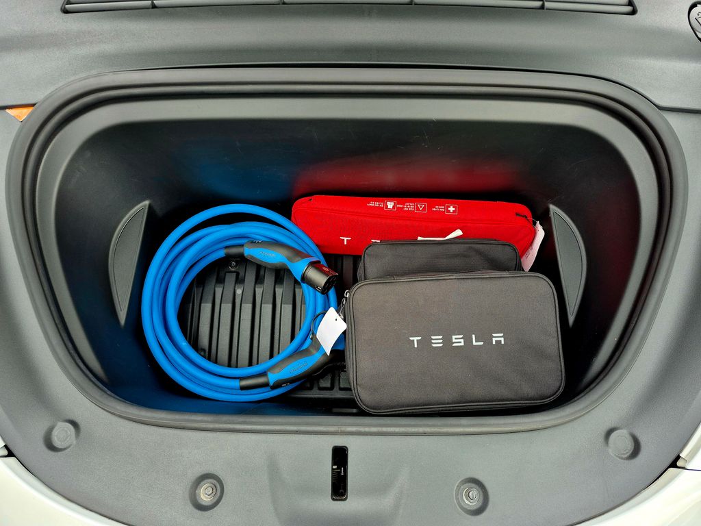 tesla-model-y-long-range-dual-motor-378-kw-berlin-odpocet - 7