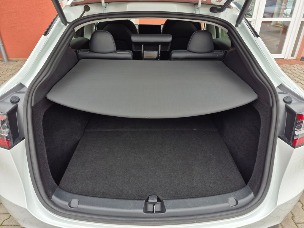 tesla-model-y-long-range-dual-motor-378-kw-berlin-odpocet - 9