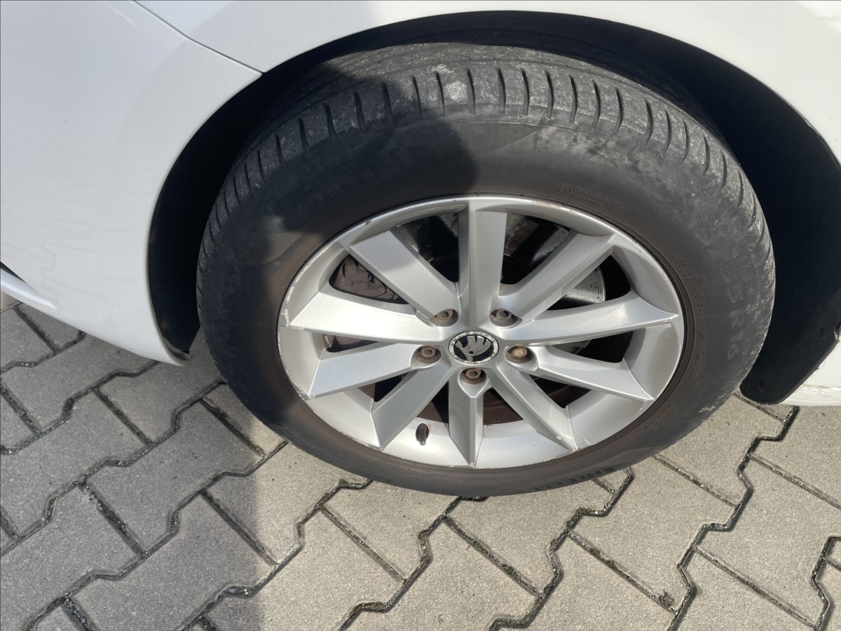skoda-superb-2-0-tdi-103-kw-digiklima-tz-xenony-ii - 5